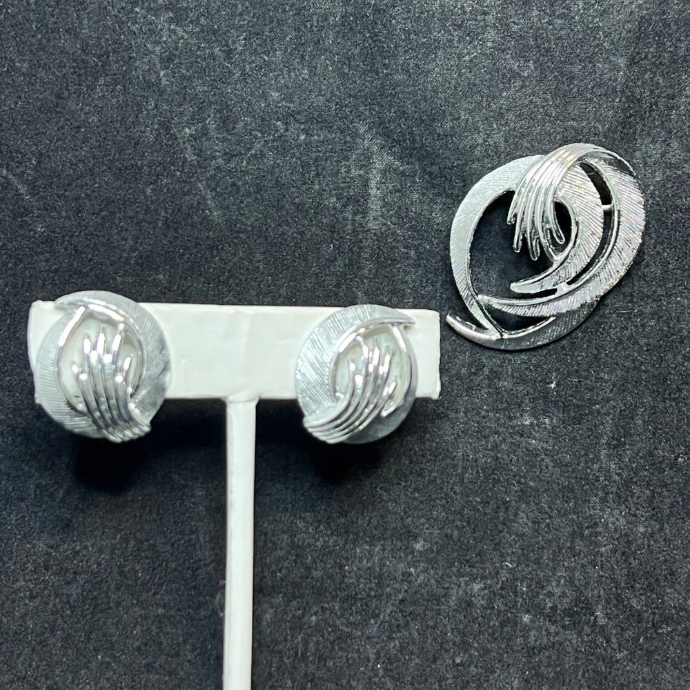 Vintage Sarah Coventry Flair Silver Tone Clip On Earrings And Brooch Set (3551)